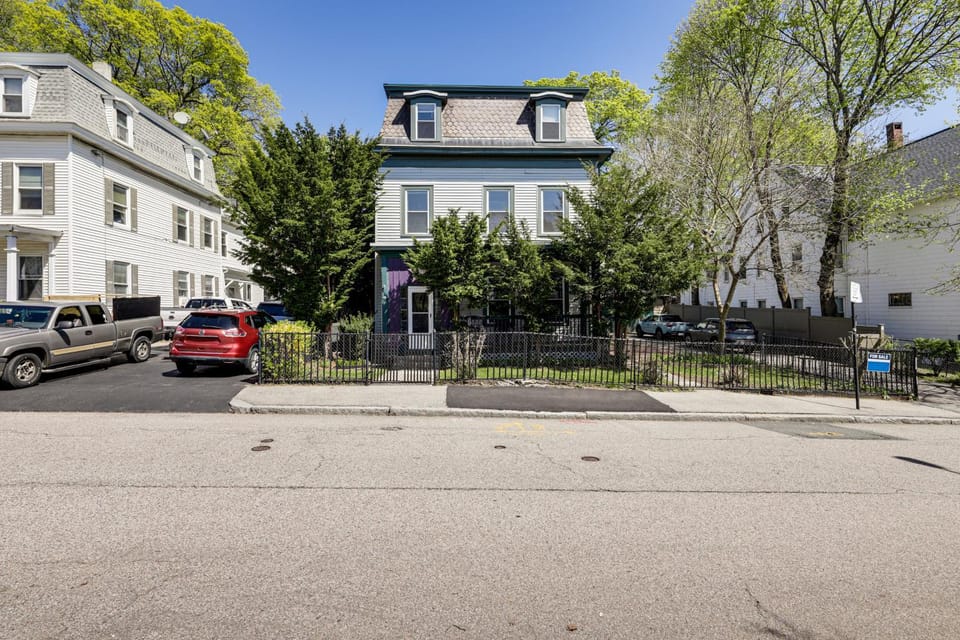 Explore Dtwn, Parks & Colleges: Cozy Worcester Apt Apartment in Worcester