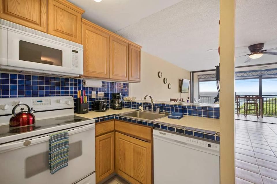 Kona Alii - Oceanview Pool Shops & Restaurants House in Holualoa