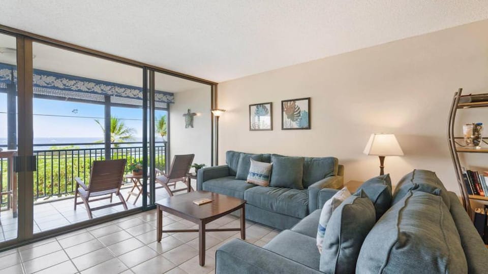 Kona Alii - Oceanview Pool Shops & Restaurants House in Holualoa