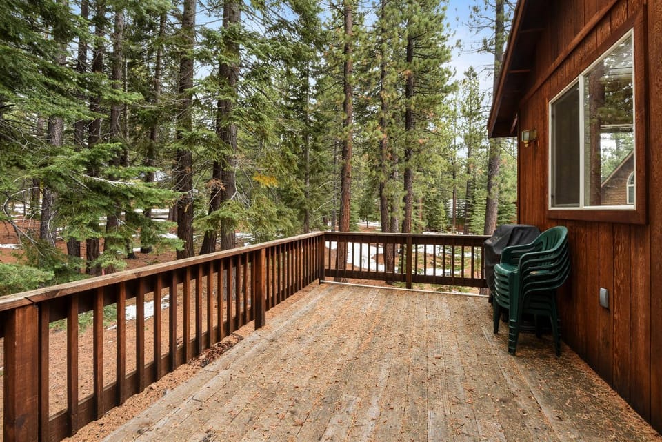 Truckee Pines Retreat - Game Room & Forest Views House in Truckee