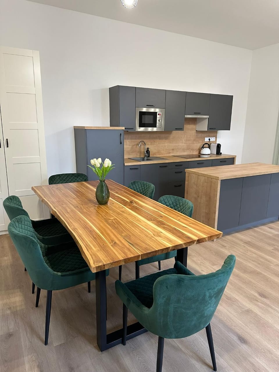 Kitchen or kitchenette, Dining area