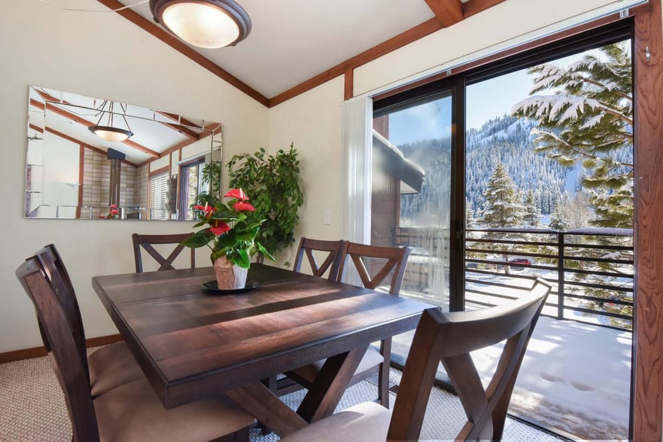 Valley View Bliss - Nearby Bike Trails & Beach House in Palisades Tahoe (Olympic Valley)