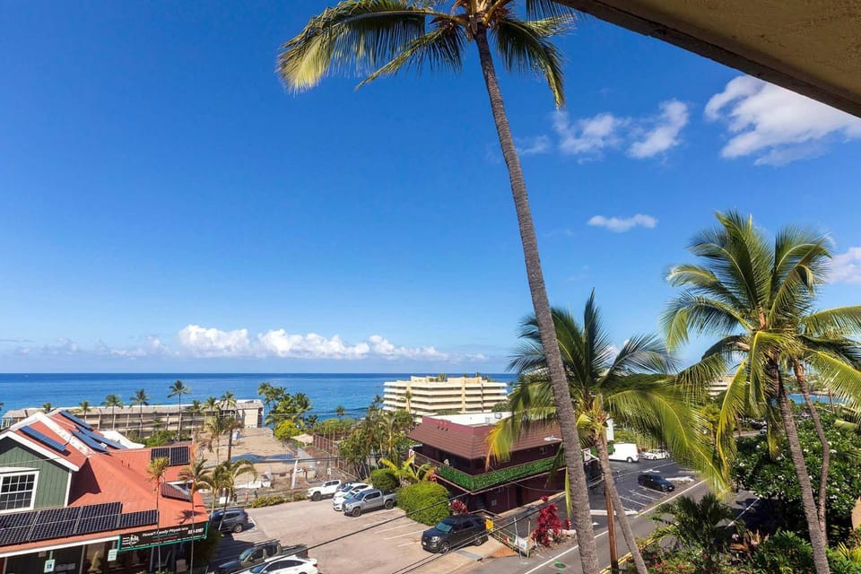 Kona Mansions - 5-minute Walk to Honl's Beach House in Holualoa