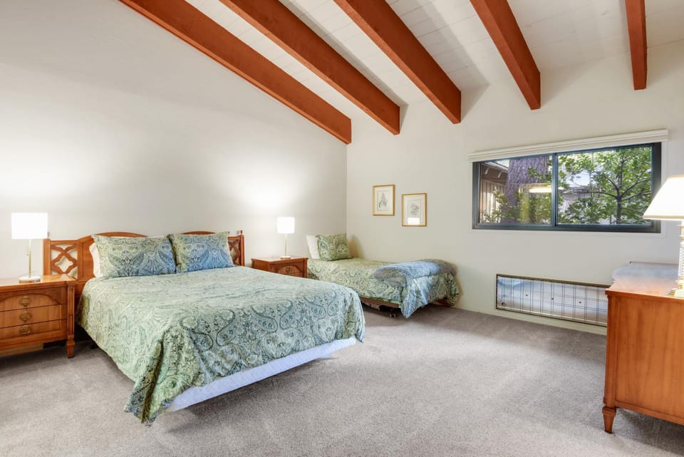 Waters Edge Escape - Patio with BBQ Near Beach House in Lake Tahoe