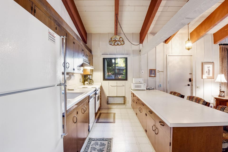 Waters Edge Escape - Patio with BBQ Near Beach House in Lake Tahoe