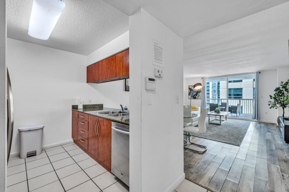 Brickell 1 Bed 1 Bath Free Parking Apartment in Brickell