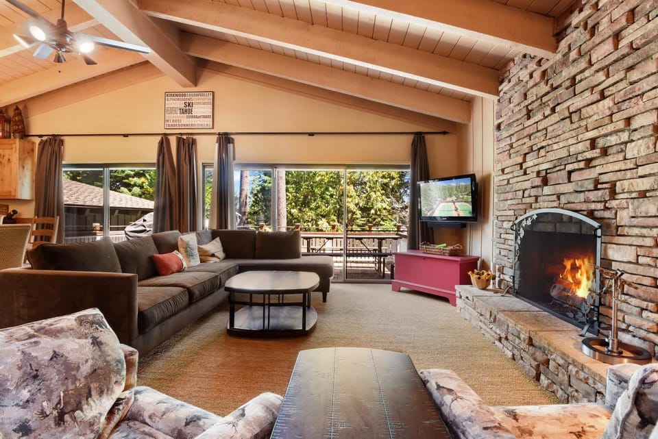 Waters Edge Oasis - Shared Pool & Pier Access House in Lake Tahoe