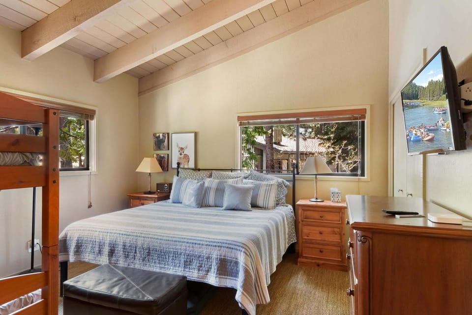 Waters Edge Oasis - Shared Pool & Pier Access House in Lake Tahoe