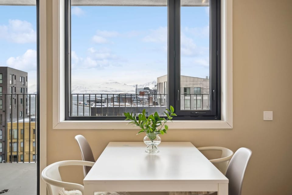 View (from property/room), Balcony/Terrace, Dining area, City view