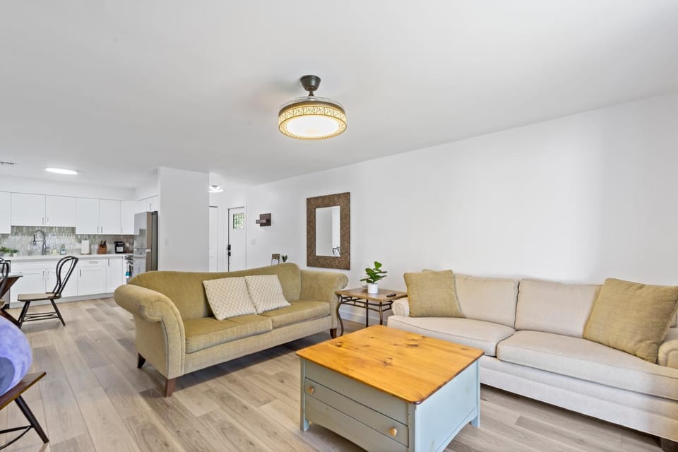 Living room, Seating area, Dining area, internet, internet, air conditioner