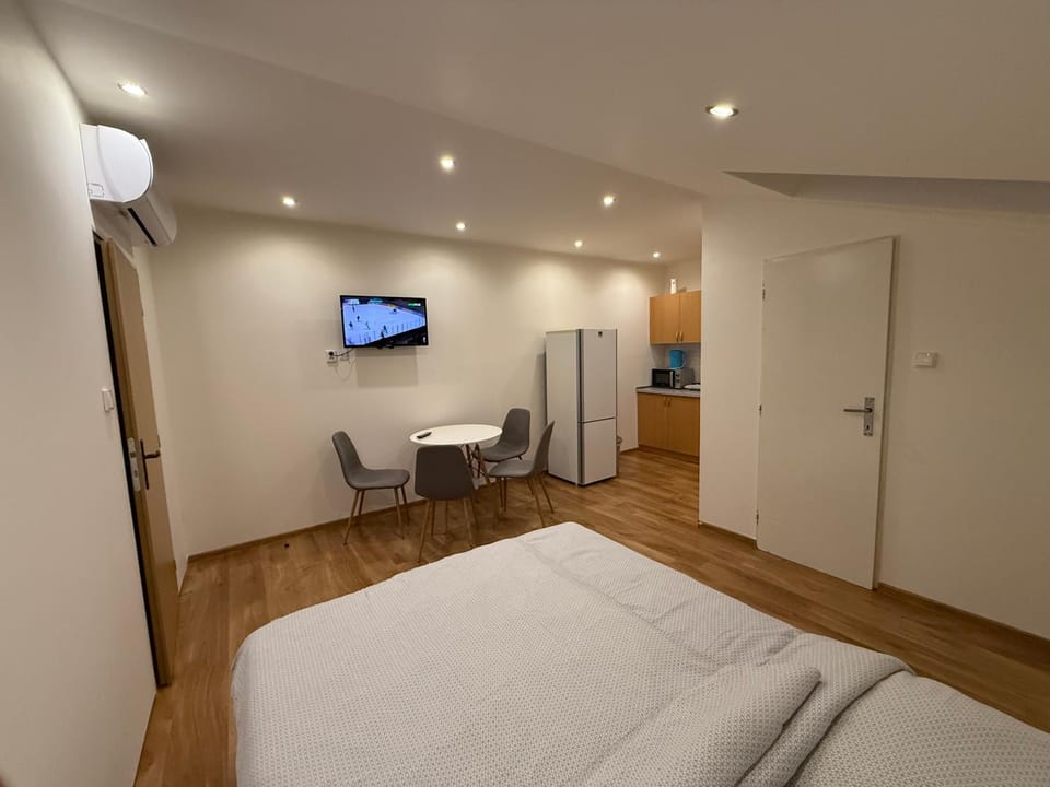 TV and multimedia, Seating area, Bedroom