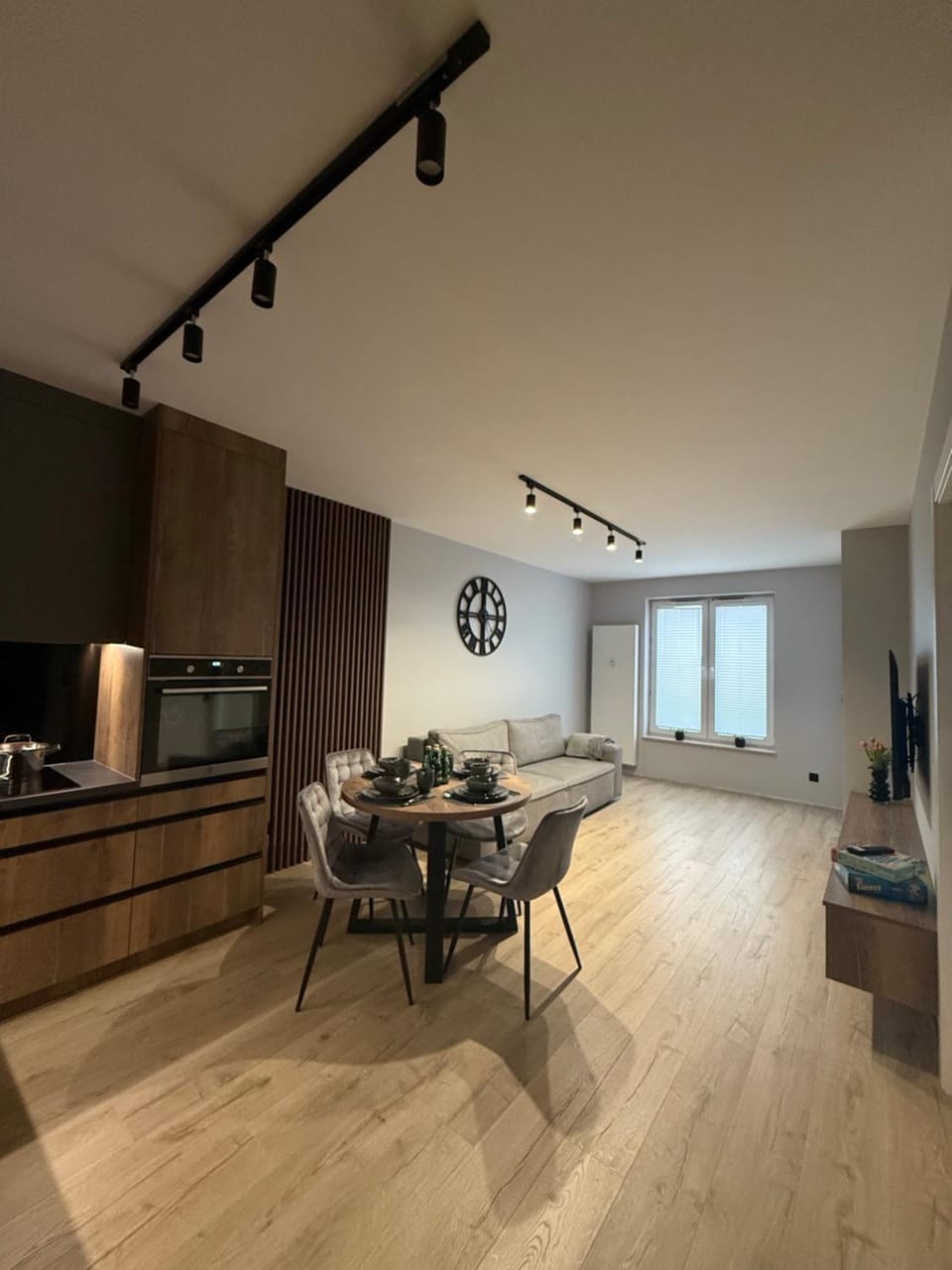 TV and multimedia, Kitchen or kitchenette, Living room, Seating area, Dining area