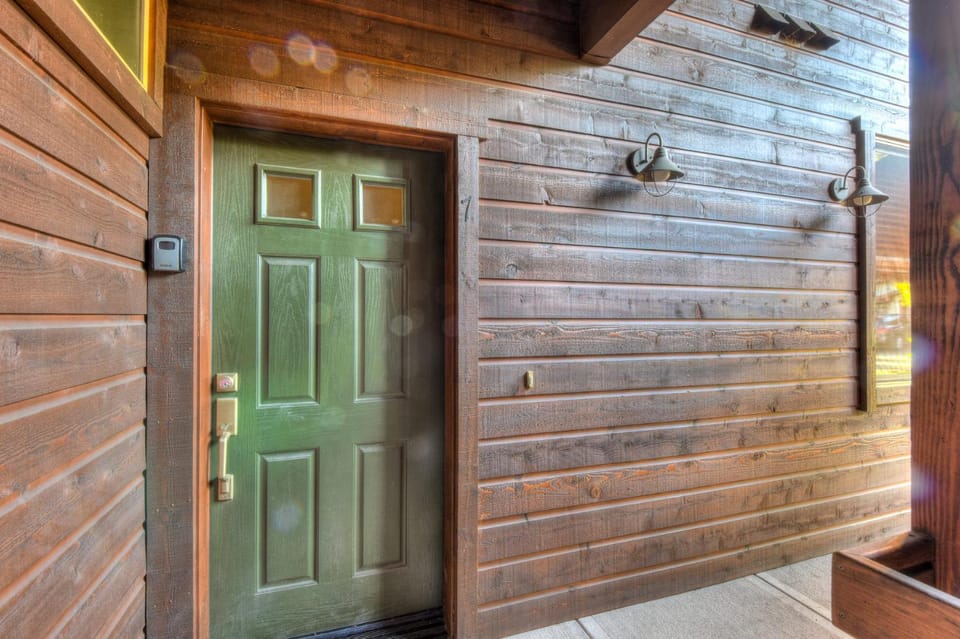 Alpine Way Lake & Sugar Bowl Resort House in Truckee