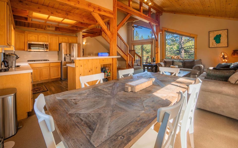 Bearfoot Lodge Near Fishing and Hiking House in Truckee