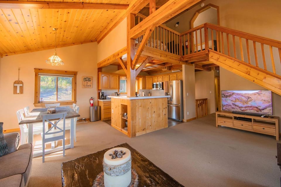 Bearfoot Lodge Near Fishing and Hiking House in Truckee