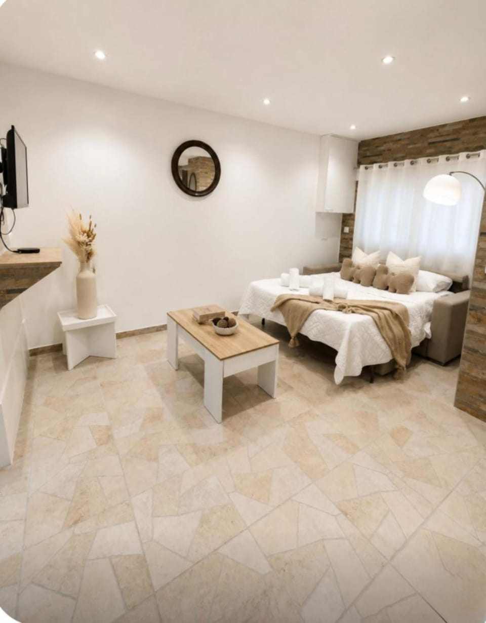 Bed, TV and multimedia, Bedroom