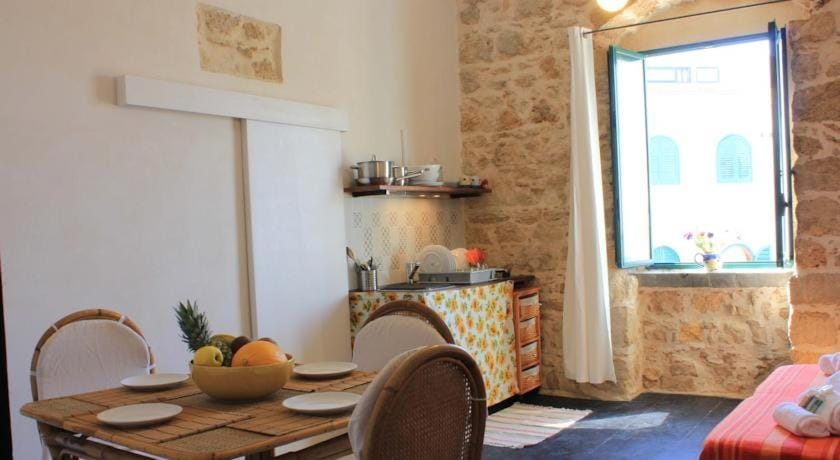 Kitchen or kitchenette, Photo of the whole room, Dining area, stove
