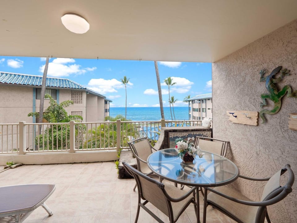Kona Reef F2 - Charming Oceanfront Condo for 4 House in Holualoa