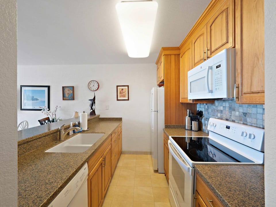 Kona Reef F2 - Charming Oceanfront Condo for 4 House in Holualoa