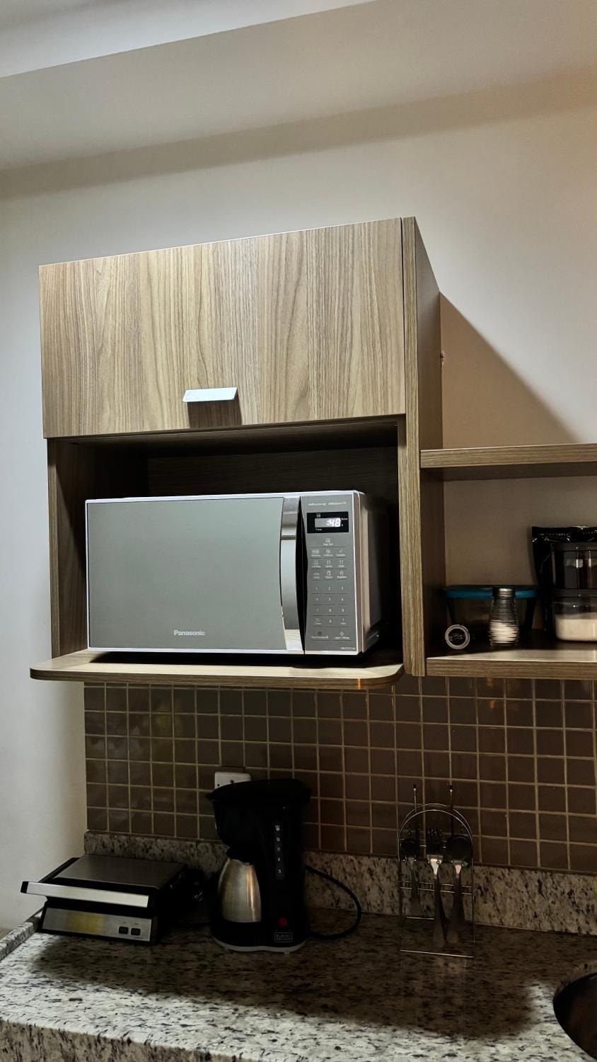 Studio com piscina e ar - 15 minutos do Galeão Apartment in Duque de Caxias