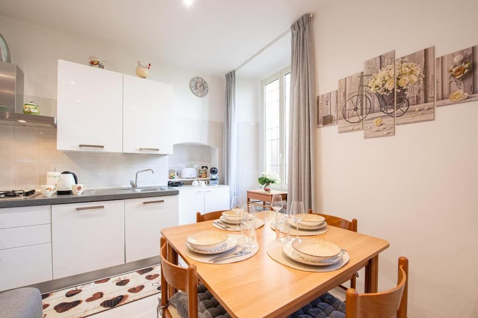 Kitchen or kitchenette, Dining area, stove