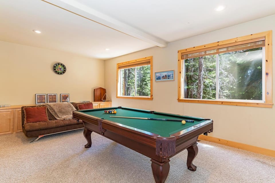 Cedar Chateau with Game Room & HOA Access House in Truckee
