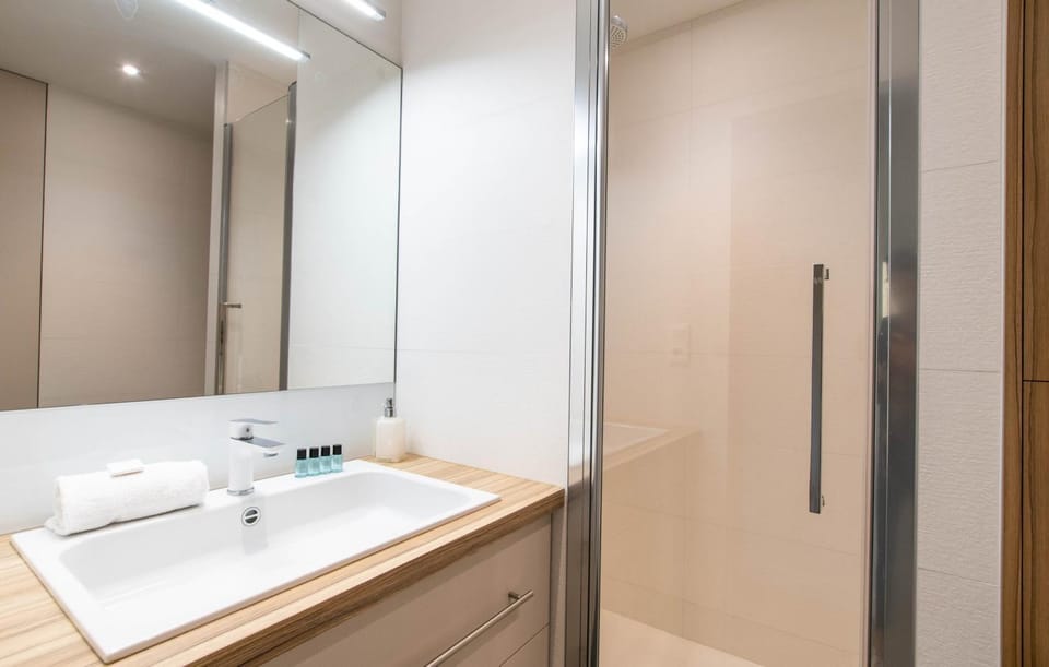 Shower, Bathroom, towels