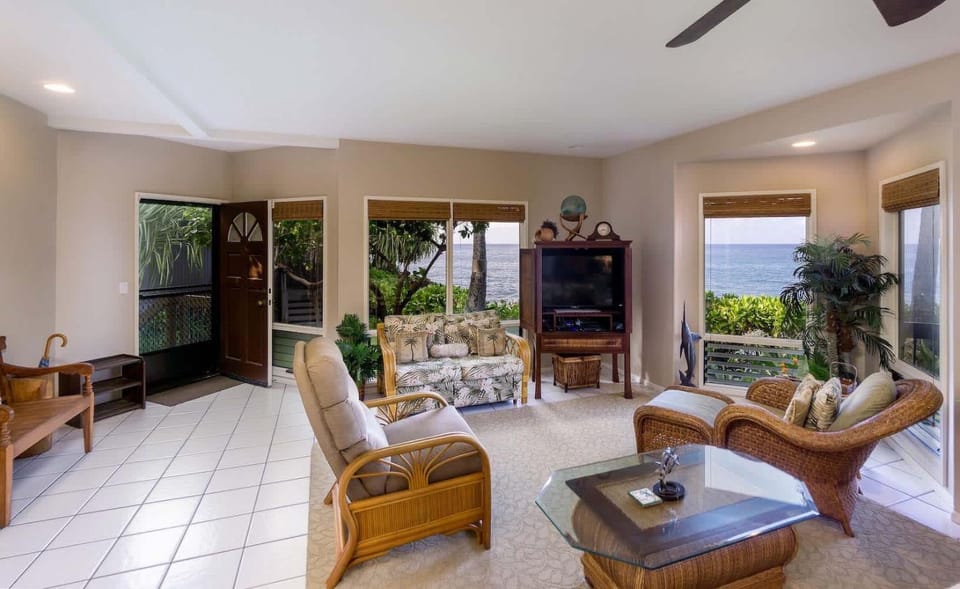 Oceanfront at the Kanaloa w AC House in South Kona