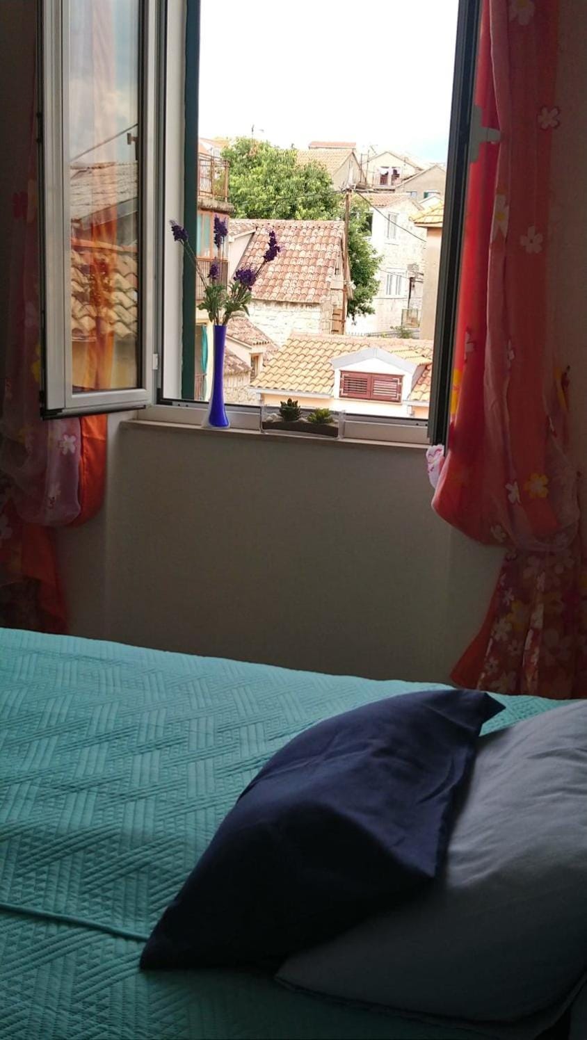 Bed, City view, Street view
