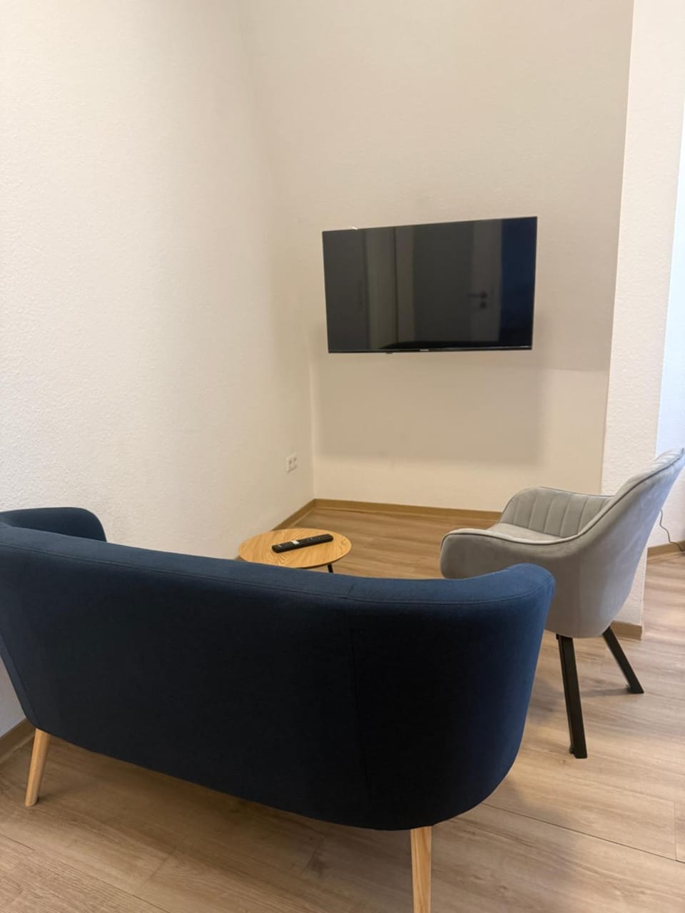 TV and multimedia, Living room, Seating area, Evening entertainment