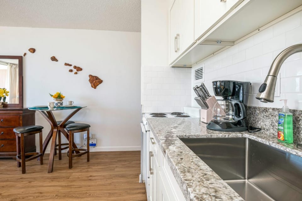 Renovated Condo Near Waikiki Beach House in Honolulu