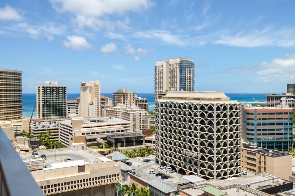 Renovated Condo Near Waikiki Beach House in Honolulu