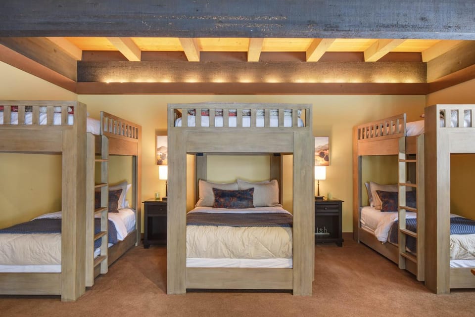 Joy on the River Stunning Waterfront Home for 10 House in Palisades Tahoe (Olympic Valley)