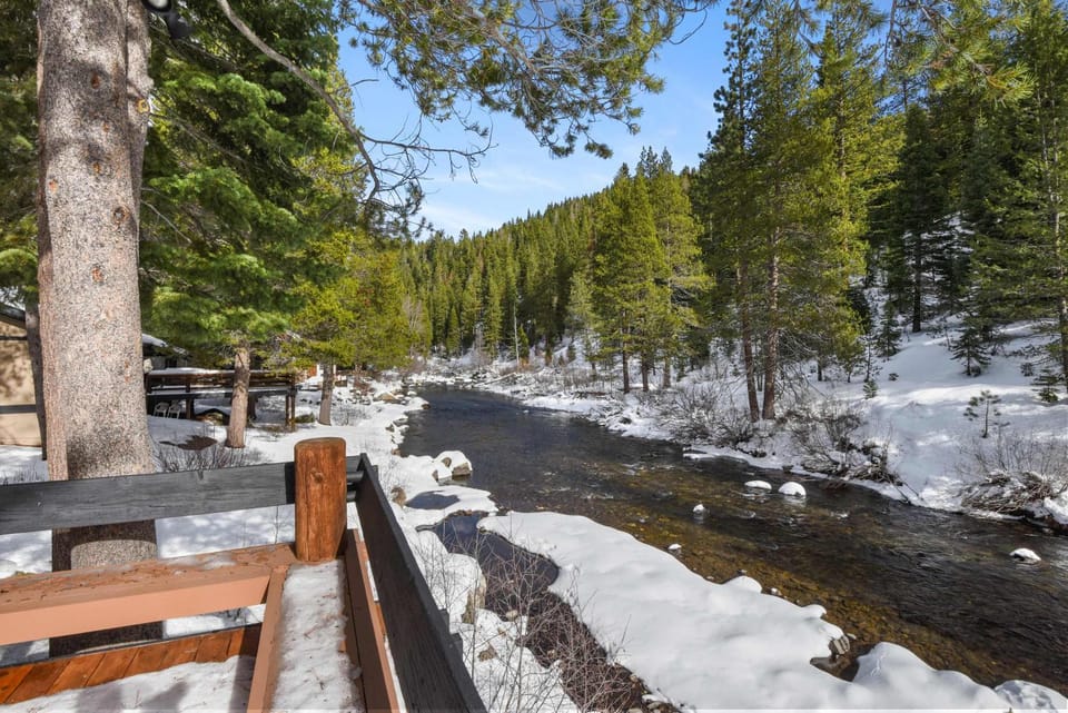 Joy on the River Stunning Waterfront Home for 10 House in Palisades Tahoe (Olympic Valley)