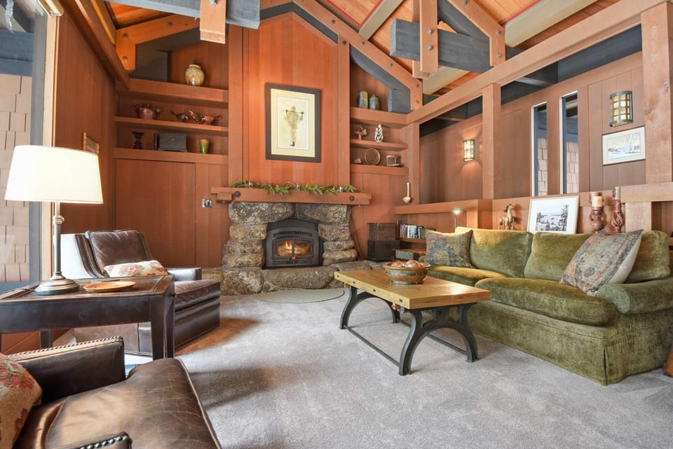 Joy on the River Stunning Waterfront Home for 10 House in Palisades Tahoe (Olympic Valley)