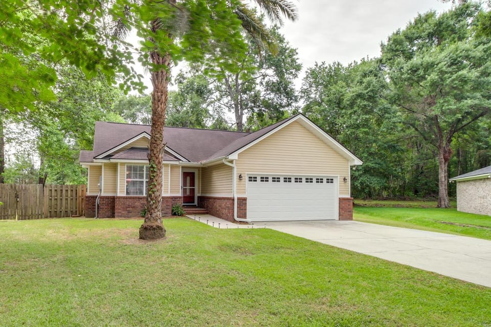 Deck and Yard Savannah Area Retreat! House in Pooler