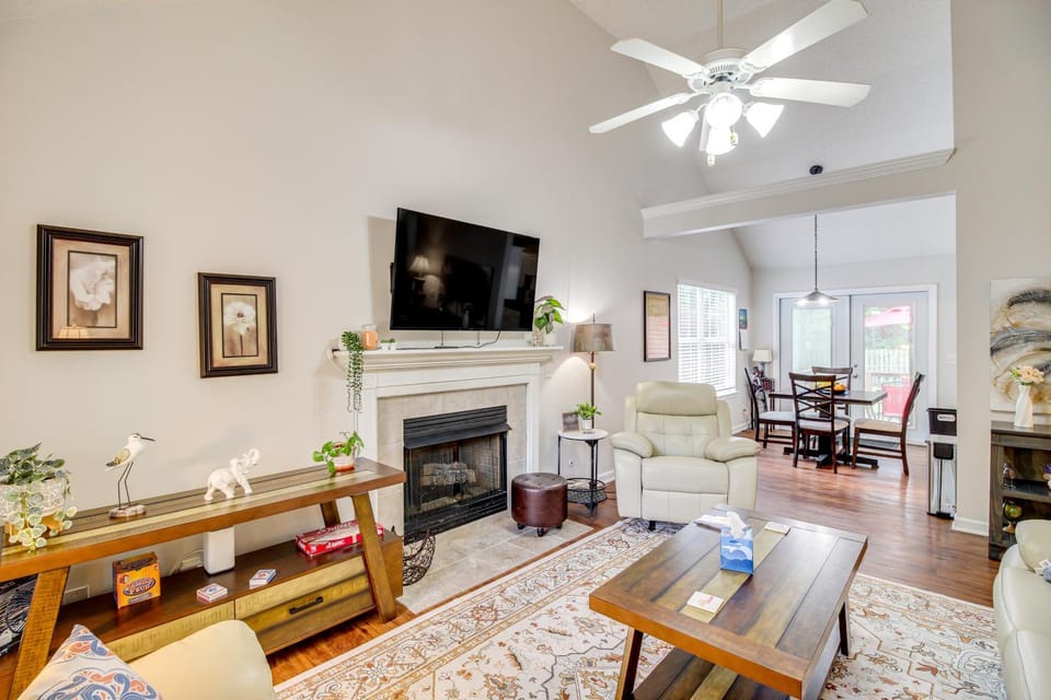 Deck and Yard Savannah Area Retreat! House in Pooler