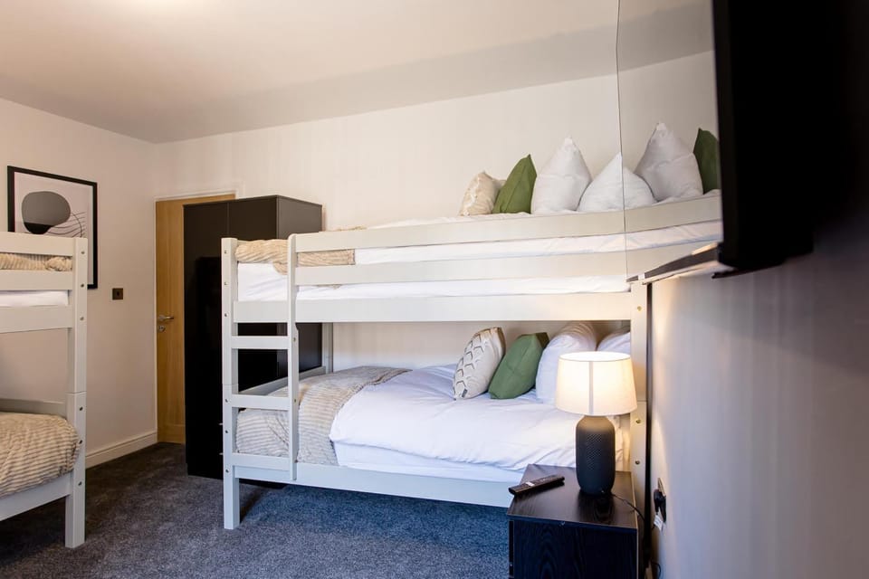 Cosy Cruise Cribs - SEAFORD House in Stoke-on-Trent