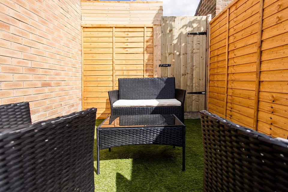 Cosy Cruise Cribs - SEAFORD House in Stoke-on-Trent