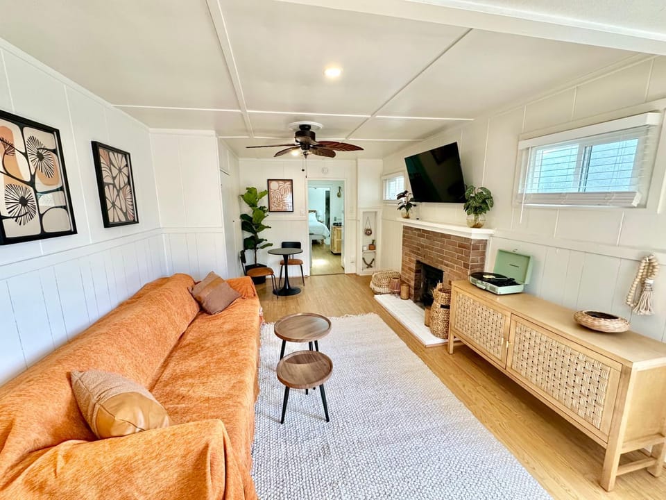 Communal lounge/ TV room, TV and multimedia, Living room, Seating area, fireplace