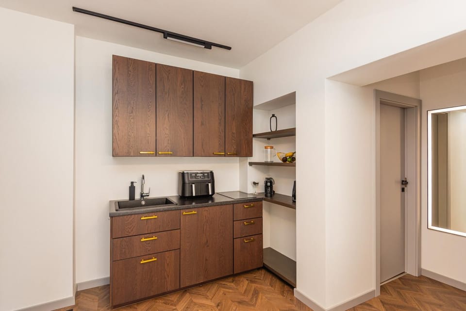 Coffee/tea facilities, Kitchen or kitchenette, stove