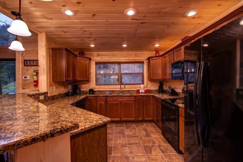 Lazy Bear Lodge, free tickets, no catch! Chalet in Pigeon Forge