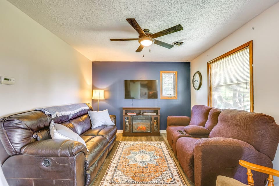 Countryside Escape 14 Mi to Milford & Geary Lakes! House in Kansas