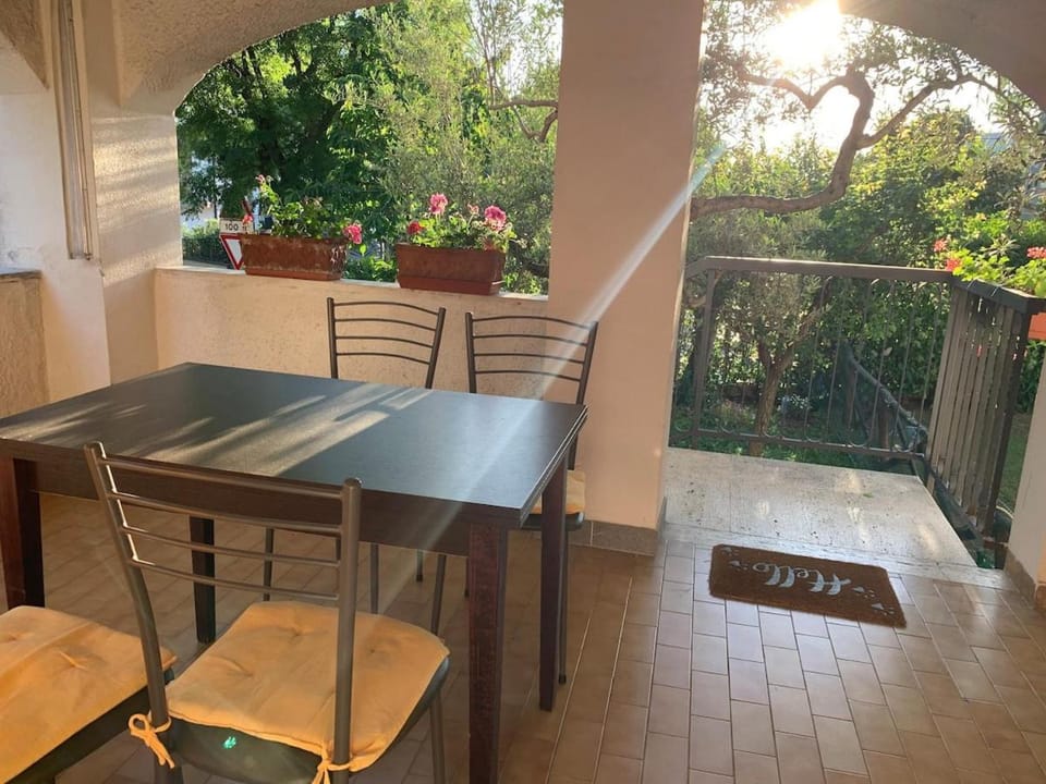 Patio, Dining area
