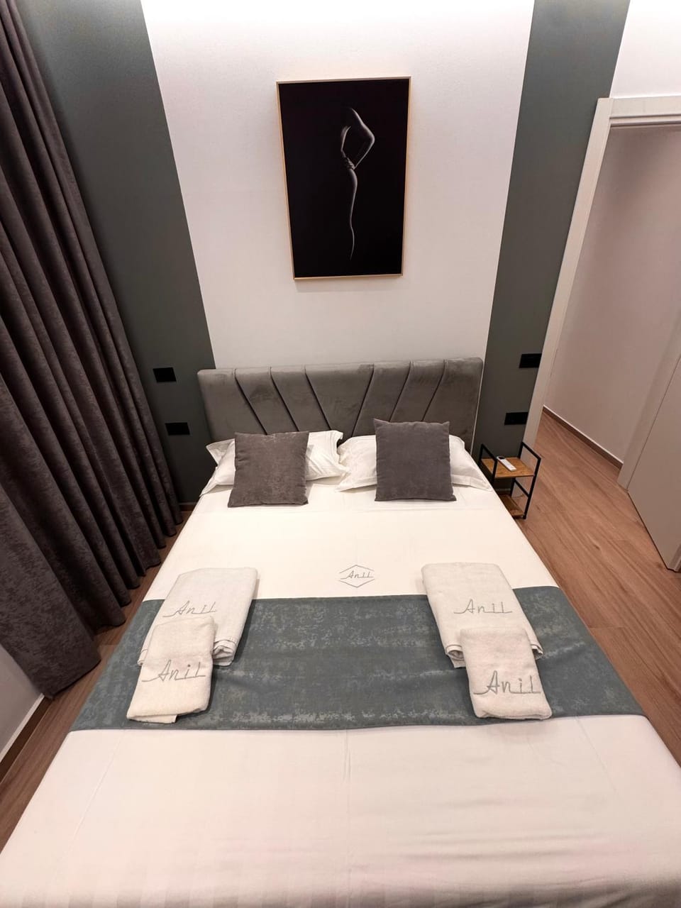 Bed, Photo of the whole room, Bedroom, towels