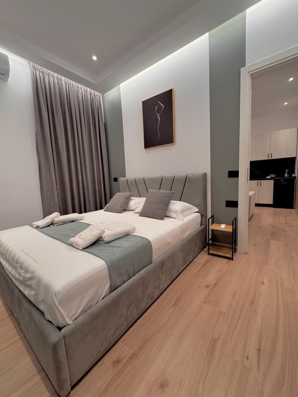 Bed, TV and multimedia, Living room, Photo of the whole room, Seating area, Bedroom
