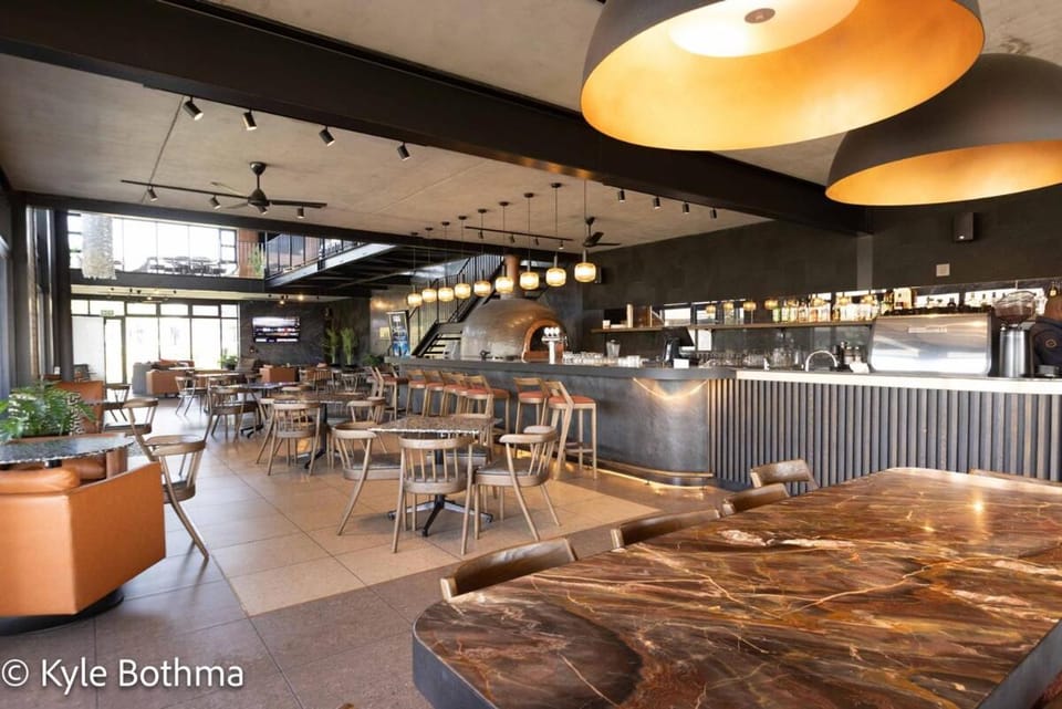 Restaurant/places to eat, Lounge or bar, Food and drinks