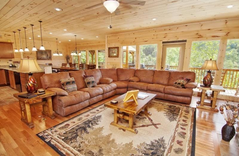 Pemberley Manor, free tickets, no catch! Chalet in Pigeon Forge