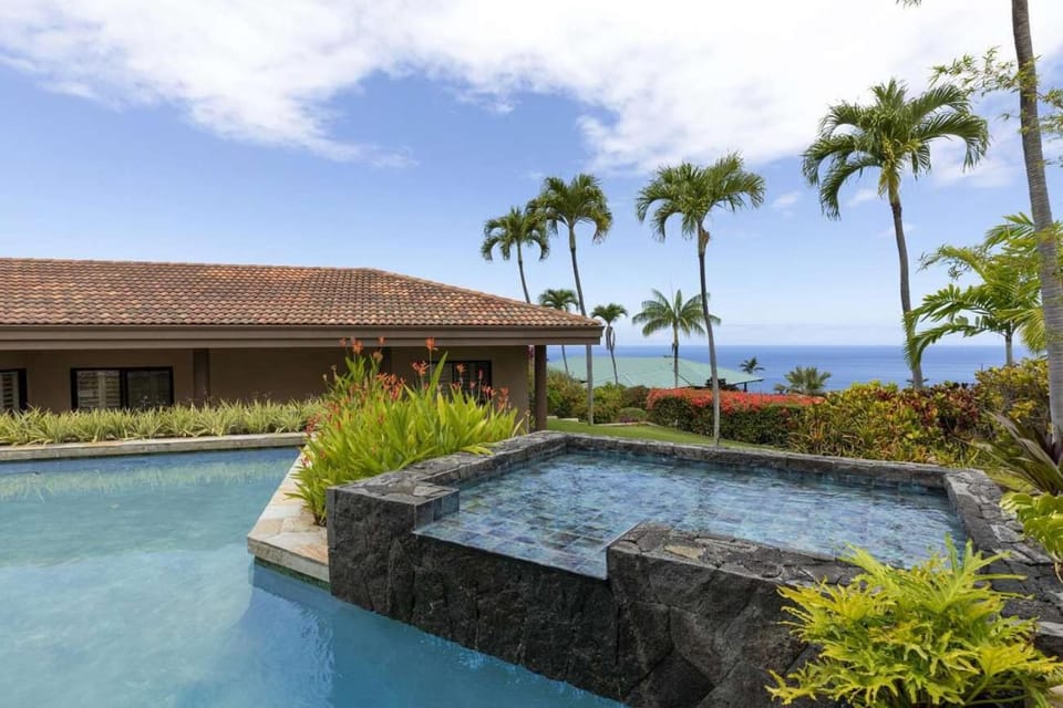 Elegant Hawaiian Estate with Private Pool House in Honalo
