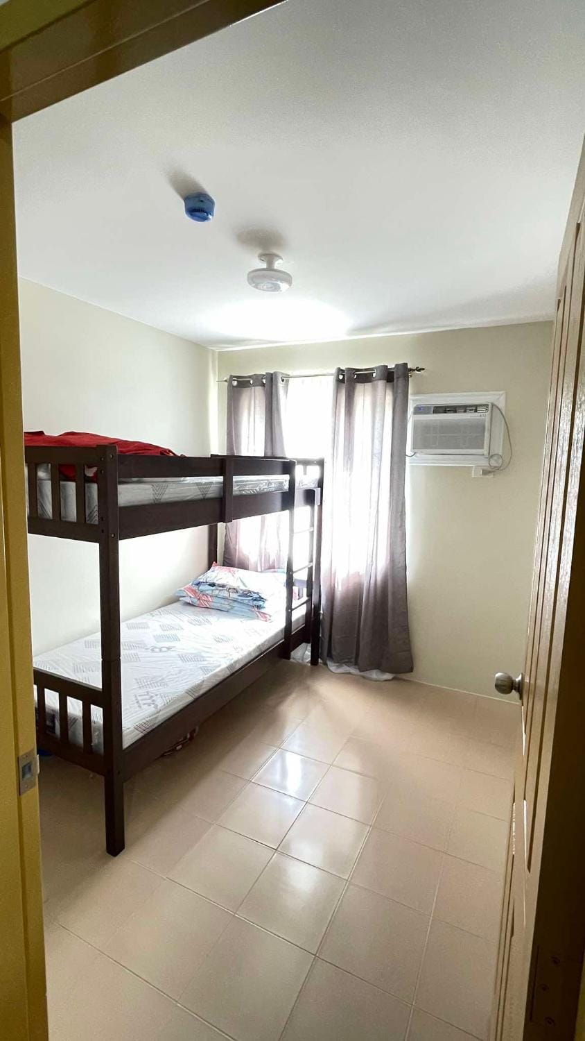 Bed, Photo of the whole room, Bedroom, bunk bed, air conditioner